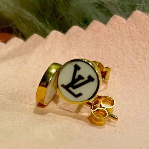 ❤️❤️❤️Sold❤️❤️❤️18k Solid Gold stud earrings